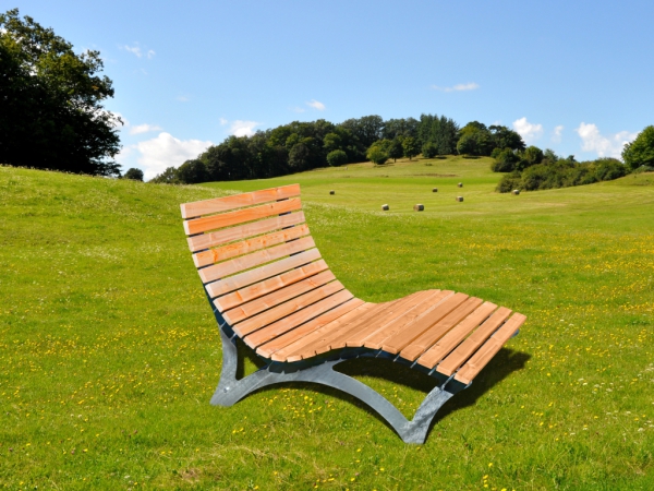 Sonnenliege aus Lrchenholz – Elegante Wellenliege fr Ihren Garten